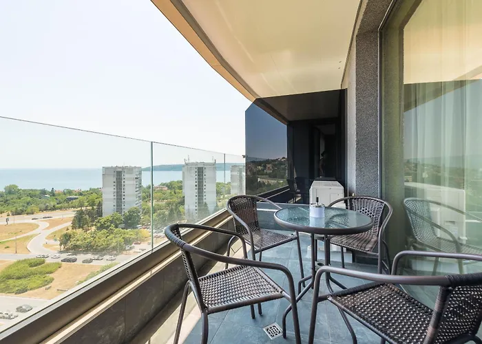 Cozy Sea View Varna&parking Apartament *