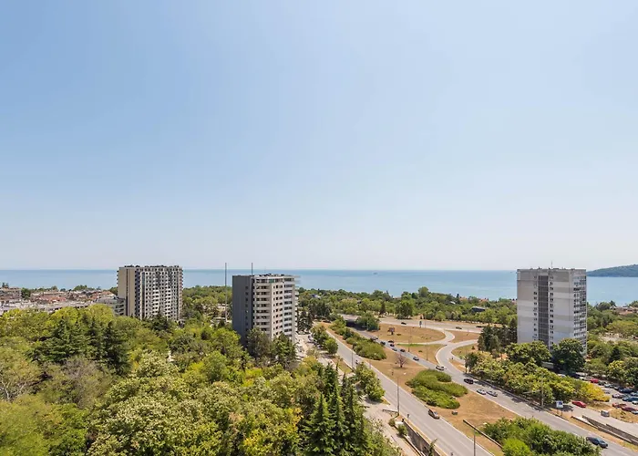 Cozy Sea View Varna&parking Apartament *