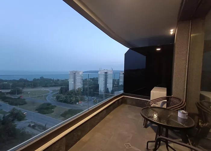 Cozy Sea View Varna&parking Apartament *